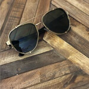🕶 Free People Oversized Aviator Sunglasses – Gold & Black